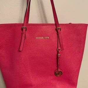 Micheal Kors tote in a beautiful bright pink! Open to offers 😉